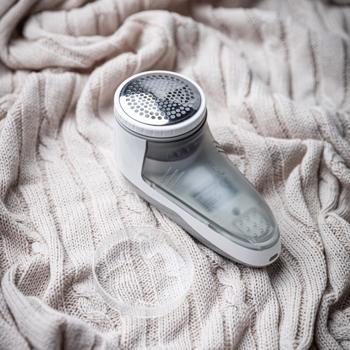 Preview: Akku-Fusselentferner mit Auffangbehälter: Effizient, kabellos & schonend, für Kleidung, Möbel & Textilien, wiederaufladbar, leicht zu reinigen