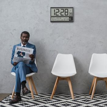 Preview: Moderne Funk-Wanduhr mit XL-LCD-Display, automatische Zeiteinstellung & einfache Ablesbarkeit für Büro, Wohnzimmer & Küche