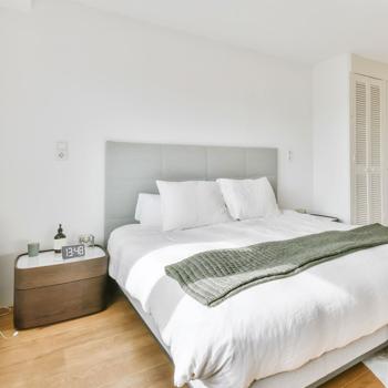 Preview: Digitaler Wecker mit Textilbezug: Leuchtziffern, modern & stilvoll, Für Schlafzimmer & Nachttisch, Sanftes Aufwachen, einfache Bedienung & dekorativ