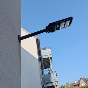 Preview: LED Solar Strassenleuchte mit Lichtsensor & Fernbedienung, 100 Watt, IP65, wetterfeste Aussenbeleuchtung für Einfahrt, Hof & Garten
