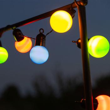 Preview: Stimmungsvolle 4-farbige LED-Lichterkette mit 20 Glühbirnen, ca. 4 m, IP44: Farbenfrohe Lichtergirlande - Ideal für Garten, Balkon & Party