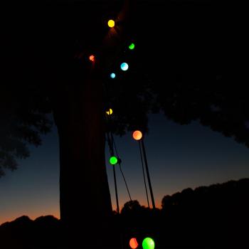 Preview: Stimmungsvolle 4-farbige LED-Lichterkette mit 10 Glühbirnen, ca. 2,7 m, IP44: Farbenfrohe Lichtergirlande - Ideal für Garten, Balkon & Party