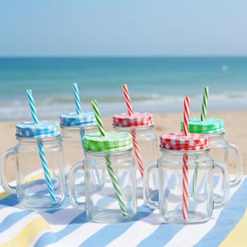 Retro-Trinkgläser mit buntem Deckel, Henkel und Trinkhalm: Ein 6er-Set für Limonade, Eistee, Cocktails & Smoothies – Vintage-Style