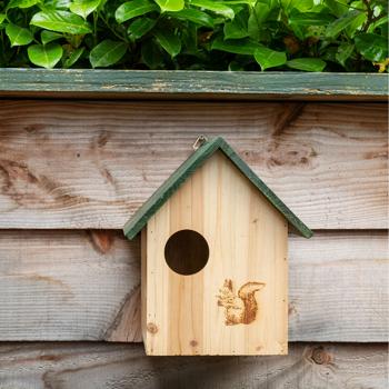 Preview: Eichhörnchenhaus aus Holz mit 3 Fluchtlöchern – Kobel für Eichhörnchen – Artgerechter Unterschlupf und Überwinterungshilfe für den Garten
