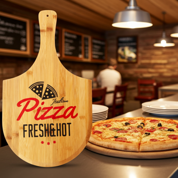 Pizzabrett aus Bambus - 53,5x30,5cm - Mit trendigem Aufdruck "fresh & hot" - Antibakteriell - Mit Haltegriff & Loch zum Aufhängen