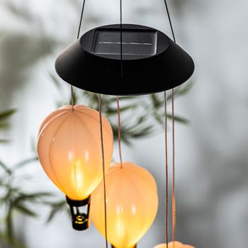 Preview: Fröhliches LED Solar Windspiel mit 5 bunten Ballons: Magische Lichteffekte für Garten, Balkon & Terrasse, ein zauberhafter Blickfang bei Tag & Nacht