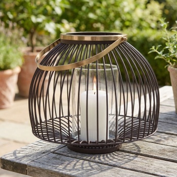 Preview: Elegantes Metall-Windlicht mit Glaseinsatz - Stimmungsvolle Akzente für drinnen & draussen - Henkel für leichten Transport - Braun-Gold Ø28x23cm