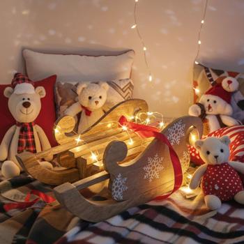 Preview: Edler Deko-Schlitten aus Mangoholz, wunderschöne weisse Schnitzerei. Perfekt für festliche Winter & Weihnachts Deko