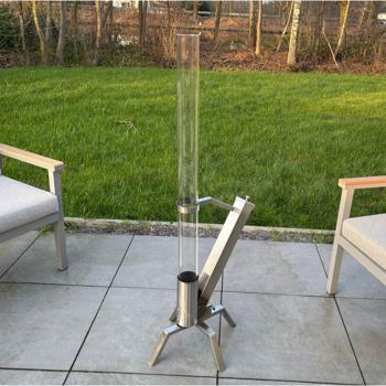 Preview: Garten-Feuerrohr H 132 cm aus Glas mit Edelstahlgestell – Exklusiver Outdoor-Ofen mit rauchfreiem Flammenspiel für Terrasse & Balkon