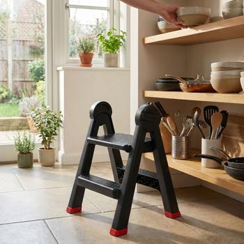 2-Stufen Doppel-Trittleiter klappbar: Sicher & mühelos in die Höhe – Robuster Kunststoff für stabilen Stand in Küche & Haushalt