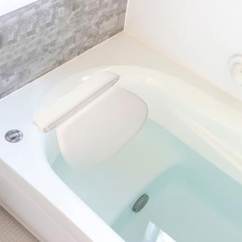 Bequemes Badewannen-Kissen mit 2 Kammern & Saugnäpfen (36x31x4cm, weiss) – Rücken-, Kopf- & Nacken-Support – ultimative Entspannung in der Badewanne