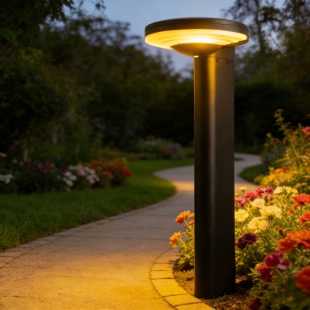 Preview:  Premium Solar Säulen-Wegeleuchte aus Aluminium in Schwarz, 300lm helle SMD-LEDs, Dämmerungssensor & 2 Leuchtmodi, wetterfeste Gartenlampe modern