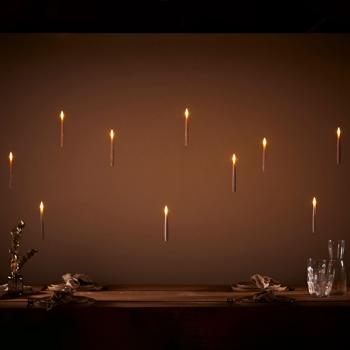 Preview: 2er-Set Schwebende LED Kerzen mit Zauberstab-Fernbedienung – Magische Hänge-Deko für Mottoparty, Halloween, Weihnachten – Warmweiss Flackernd