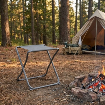 Preview: 2-in-1 Campinghocker & Beistelltisch klappbar, bis 110kg belastbar, leichtes Gestell für Picknick, Garten & Outdoor, abnehmbare Tischplatte