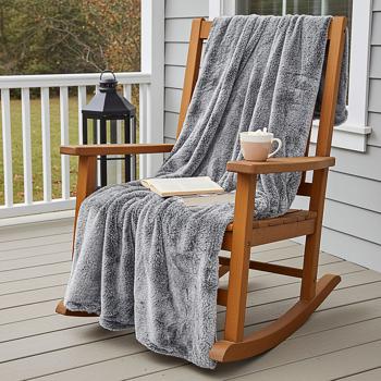 Preview: Superweiche Kuscheldecke in luxuriöser Felloptik, 180 x 220 cm, Grau - Ideal für gemütliche Stunden auf dem Sofa oder als Tagesdecke