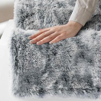 Preview: Superweiche Kuscheldecke in luxuriöser Felloptik, 180 x 220 cm, Grau - Ideal für gemütliche Stunden auf dem Sofa oder als Tagesdecke