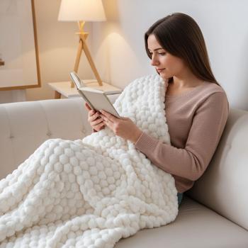 Preview: Elegante kuschelige Sofadecke, 180 x 220 cm, Weiss - Ideal als wärmender Begleiter für gemütliche Stunden auf dem Sofa oder als Tagesdecke