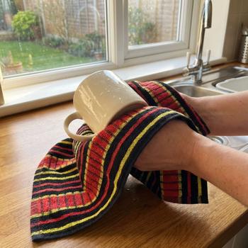 Preview: 10er-Set Grubentuch 100% Baumwolle: Saugstarkes Geschirrtuch & Mehrzwecktuch, rot-schwarz - Robustes Trockentuch für Haushalt & Gastronomie