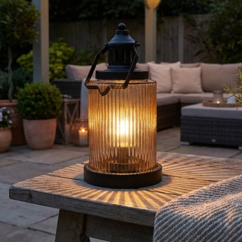 Preview: Stilvolle LED Laterne Glas Amber 14,5x27,5 cm, Schwarz, Metall – Edle Retro Dekoleuchte mit Timer für gemütliches Balkon & Garten Deko