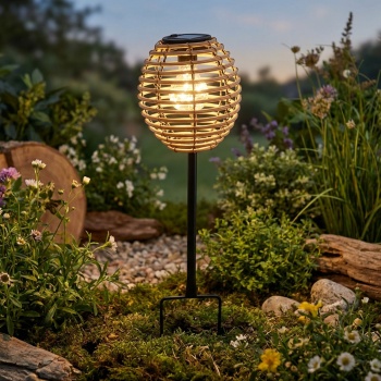 Elegante Solar-Steckleuchte für Garten & Terrasse: Robuste LED Solarlampe mit Metallstab, Rattan-Optik für stimmungsvolle Wege