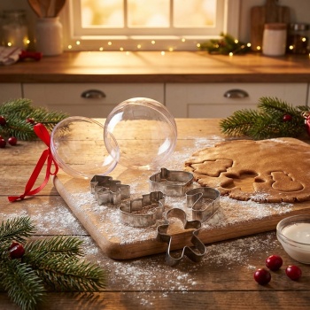 Preview: Edles 6-teiliges Keksausstecher-Set aus Edelstahl: 5 schöne Plätzchenformen für Weihnachten in Geschenk-Kugel zum Backen & Dekorieren