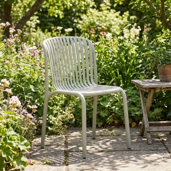 Preview: Stapelbarer Gartenstuhl in Beige, moderner Kunststoffstuhl in Bauhaus-Optik - ergonomischer Terrassenstuhl, wetterfest und nachhaltig