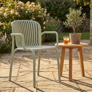 Preview: Gartenmöbel-Set, Beige: 2 bequeme Stühle & ein stabiler Beistelltisch - modernes Balkon-Set, wetterfest, leicht & ergonomisch für draussen