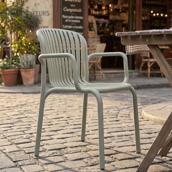 Preview: Bequemer Gartenstuhl aus Kunststoff, Beige – ergonomischer Gartenstuhl mit Armlehnen - modern, leicht & stapelbar, für Aussen geeignet