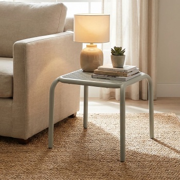 Preview: Stabiler Beistelltisch, Beige – Kompakter Gartentisch aus Kunststoff für Balkon, Terrasse & Heim – Leichter Kaffeetisch für Outdoor & Indoor