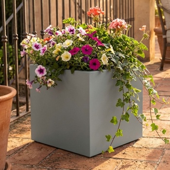 Blumentopf Quadratisch 38cm in Beton-Grau, Pflanzkasten 25L aus Kunststoff für Innen & Aussen, Frostsicher & UV-Beständig, Leichtgewicht
