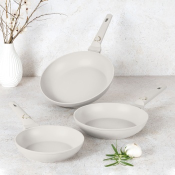Preview: Bratpfannen-Set 3-teilig Ø 20/24/28cm - Induktion & alle Herde - TitaniumPro-Antihaft, Soft-Touch-Griffe - Sahara/Beige - PFOA/Blei/Cadmiumfrei