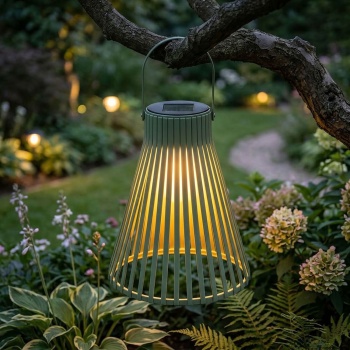 Dekorative LED Solar Laterne für Aussen, Moderne Gartenlaterne in Grün mit Tragegriff, Solarlampe im Lamellen-Design für Balkon & Terrasse