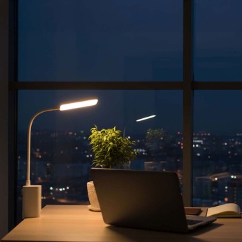 Preview: Elegante LED Schreibtischlampe dimmbar mit Klemme – Moderne Tischleuchte für Büro, Studium & Lesen, USB Akku Klemmlampe, Weiss
