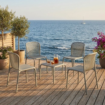 Preview: Set: 4 Stapelbare Gartenstühle und ein moderner Beistelltisch in Beige, Bauhaus-Optik - ergonomische Terrassenstühle & stabiler Gartentisch