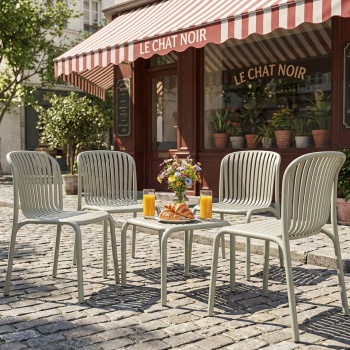 Set: 4 Stapelbare Gartenstühle und ein moderner Beistelltisch in Beige, Bauhaus-Optik - ergonomische Terrassenstühle & stabiler Gartentisch
