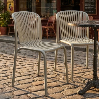 Preview: 2er-Set Stapelbarer Gartenstuhl in Beige, moderner Kunststoffstuhl in Bauhaus-Optik - ergonomischer Terrassenstuhl, wetterfest und nachhaltig