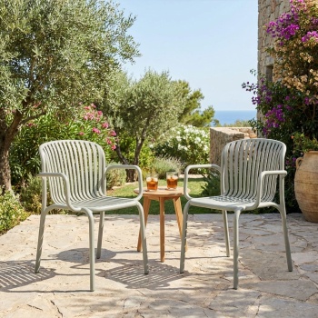 Preview: 2er-Set Bequemer Gartenstuhl aus Kunststoff, Beige – ergonomische Gartenstühle mit Armlehnen - modern, leicht & stapelbar, für Aussen geeignet
