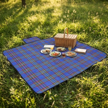 Preview: Picknickdecke in Blau kariert (150x130 cm), wasserabweisend – Leicht, faltbar & ideal für Garten, Park, Strand, Camping und den Urlaub unterwegs