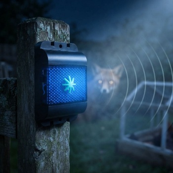 Preview: Effektiver Ultraschall Wildtiervertreiber: Marderabwehr & Nagervertreiber mit LED Blinklicht für Garten, Balkon, Feld, Fahrzeug & Haus