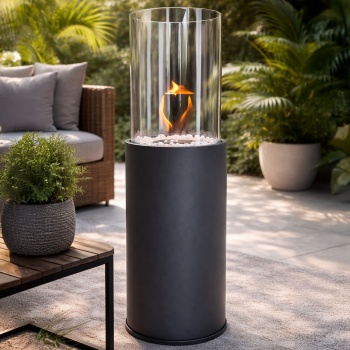 Eleganter Bodenkamin Bio Ethanol mit Glaszylinder, inkl. Flammenstempel – Schwarzer Standkamin Stahl für Innen- & Aussenbereich