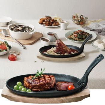 Preview: Massive Profi Servierpfanne aus Gusseisen mit Holz-Untersetzer, 24 x 14 x 2,2 cm, Abnehmbarer Griff bis 230 °C hitzebeständig 