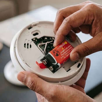 Preview: Alkaline Longlife Batterien 9V E-Block 6LR61, 2er-Pack, Blockbatterie für Rauchwarnmelder, Betriebstemperatur -10 bis +50 °C