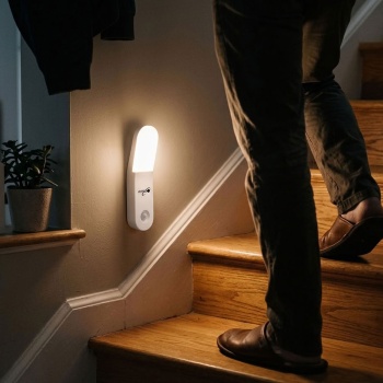 Preview: LED Orientierungslicht mit Bewegungsmelder, Akku Nachtlicht warmweiss mit Magnet und Klebepad, USB-C aufladbar, Sensorlicht für Flur, Treppe