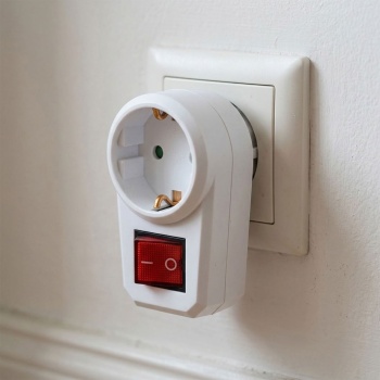 Preview: Abschaltbarer Zwischenstecker 2-polig mit beleuchtetem Ein-/Ausschalter: Sichere Stromspar-Steckdose für Haushalt & Büro, 16 A, 250 V, max. 3500 W