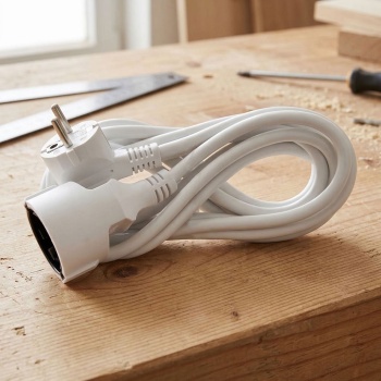 Preview: Verlängerungskabel 3 m, 3 x 1,5 mm², mit 90° abgewinkeltem Schuko-Stecker und angespritzter Schuko-Kupplung, 16 A, max. 3500 W, weiss