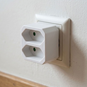 Preview: Steckdosenadapter 2-fach Euro: Doppelstecker für zwei flache Eurostecker, 250 V / 2,5 A, max. 1100 W, kompakt, weiss