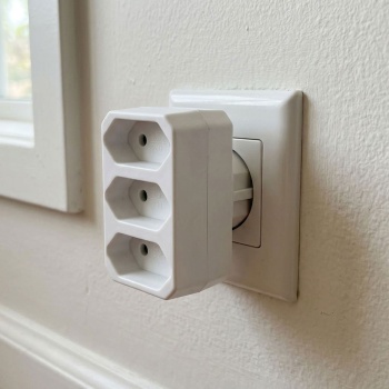 Preview: Steckdosenadapter 3-fach Euro: Dreifachstecker für drei flache Eurostecker, 250 V / 2,5 A, max. 1700 W, kompakt, weiss