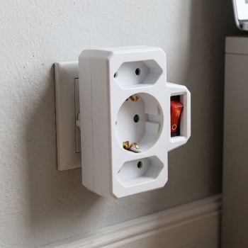 Preview: Schaltbarer Steckdosenadapter 3-fach 1 Schuko / 2 Euro mit beleuchtetem Schalter, spart Standby-Strom, 16 A / 2 x 2,5 A, max. 3500 W