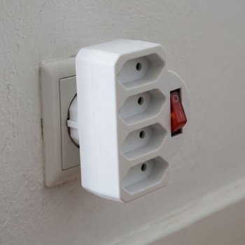 Preview: Schaltbarer Steckdosenadapter 4-fach Euro mit beleuchtetem Ein-/Ausschalter, vier Euro-Steckdosen, spart Standby-Strom, max. 2300 W, weiss