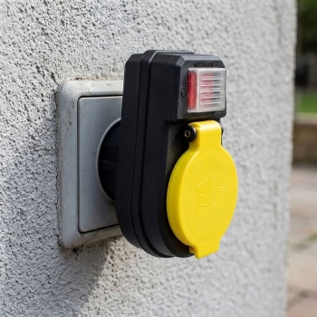 Preview: Steckdosenadapter 1-fach IP44 für aussen, Schuko-Zwischenstecker mit beleuchtetem 2-poligem Schalter und Klappdeckel, max. 3680 W